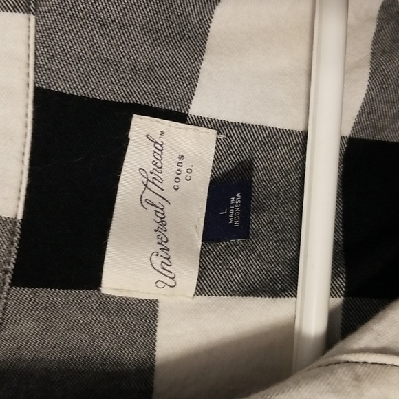 Women's universal thread flannel button up top, L - Picture 3 of 4